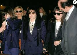 A 23 anni di distanza dall'omicidio di maurizio gucci, torna a parlare paola franchi, l'ultima compagna dell. Patrizia Reggiani Au Milieu Ses Deux Filles Alessandra A Gauche Et Allegra A Droite Et Son Compagnon Andrea Stramezzi Avaient Assiste Aux Obseques De Mau Purepeople
