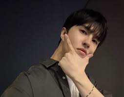 Lim to hand out wedding invitations at former label JYPE + Yubin shares  thoughts