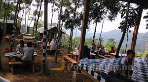 Yang paling menyita perhatian adalah adanya sejumlah spot untuk berselfie dengan latar belakang lanskap alam karawang yang sangat menarik. Portal Berita Jawa Barat Mau Nikmati Menu Resto Harga Kaki Lima Dengan View Alam Ciamik Dan Bebas Wifi Datang Aja Ke Cafe 99 Sempur
