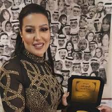 تخرجت في كلية التجارة جامعة الإسكندرية في عام 1997،وبدأت مشوارها الفني في عام 1998. Ø£ÙˆÙ„ ØªØ¹Ù„ÙŠÙ‚ Ù„Ù„ÙÙ†Ø§Ù†Ø© Ø§Ù„Ù…ØµØ±ÙŠØ© Ø³Ù…ÙŠØ© Ø§Ù„Ø®Ø´Ø§Ø¨ Ø¹Ù„Ù‰ Ø§Ù„Ø¬Ø¯Ù„ Ø­ÙˆÙ„ ØªÙƒØ±ÙŠÙ…Ù‡Ø§ Ø¨Ù€ Ø®ØªÙ… Ø§Ù„Ø±Ø³ÙˆÙ„