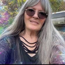 MISS MANNERS: The woman sitting next to me pulled the tablecloth up from  the floor and used it as a napkin at dinner.