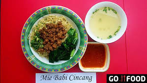 1/2 ekor ayam, 2 ikat kangkung, ambil daunnya aja, 3 bungkus mie instan, taoge, kira kira semangkok, 2 siung bawang putih, 5 siung bawang merah, segenggam ebi, 2 batang daun bawang, 3 lembar daun jeruk, 1 sdm saus tiram, 3 sdm kecap manis (sesuai selera), garam. Mie Ayam Gloria Info Kuliner