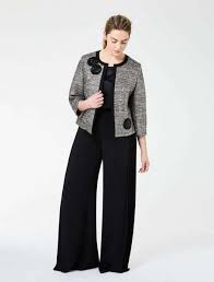 Ci sono i vestiti, sia lunghi che corti, i completi, con. Pin Su Abbigliamento