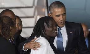 Obama, kenya <103'te yetimlere ve yoksullukla mücadele eden diğer gençlere yardım. Barack Obama Lands In Kenya Amid Huge Security Operation Barack Obama The Guardian