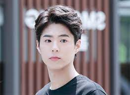 Vào mùa hè kiểu tóc nam ngắn mang lại sự mát mẻ và đồng thời cho chúng ta cái nhìn hợp thời trang hơn cùng những bộ đồ dành riêng cho. Nhá»¯ng Kiá»ƒu Toc Nam Han Quá»'c 2021 Ngáº¯n Ä'áº¹p Ä'Æ°á»£c Yeu Thich Nháº¥t Hiá»‡n Nay