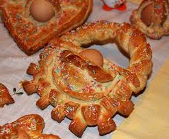 Ad agrigento lo chiamano u panarieddu o i cuddura, e sono formati da un impasto tipo frolla, da un uovo sodo. International Italy Puglia Easter Fair Cuddura Donut Food International Recipes Easter Recipes