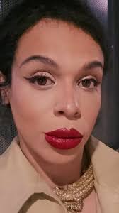 Equilíbrio e firmeza. Carrosseis são apenas distrações, girar em círculo  nem sempre significa ciclos, também é tolice, ausência de foco., Do alto  assisto a cidade se definhando na própria cegueira. , ...