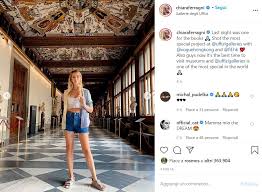 La ferragni nell'occasione visita il museo accompagnata dal direttore eike schmidt e non resiste a una foto davanti alla primavera di botticelli, più o meno come milioni di altre persone. Chiara Ferragni In Posa Davanti Ai Capolavori Degli Uffizi L Arno It