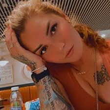 Amanda Henson (@amanda_hens0n)