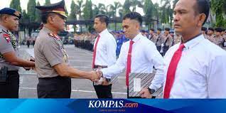 Mantan wakapolda riau, irjen wahyu widada atas nama kapolri. Berhasil Tumpas Kejahatan 37 Polisi Di Pekanbaru Terima Penghargaan Halaman All Kompas Com