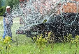 Mit einer solardusche erfolgt das aufheizen automatisch, billiger geht es mit dem campingkocher. Gunstig Giessen Der Garten Hat Durst Wirtschaft Faz