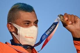 Zou toch echt te gek zijn als hij de nieuwe olympisch kampioen gaat worden nu windsurfen helemaal weer hot is #kiran #badloe #windsurfen. Not9dh 4jylaim