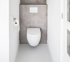 achterwand van de wc gestuct met designstone betonlook badkamer stucen badkamer badkamer wanden