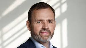 Hvad er forskellen på en privat ansat tømrer, murer, vicevært og en  rengøringsassistent?