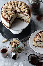 Tiramisu ist eines der beliebtesten desserts und als torte einfach. Tiramisu Torte Mit Marmoriertem Boden Biskuitwerkstatt