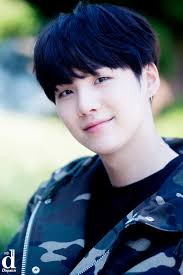 Even A Small Smilish Smile From Him Is Enough To Cause Me High Level Heart Attack Bts Suga Yoongi Mingenius Minsuga Selebritas Gambar Orang Orang Lucu