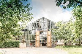 in de kas beleef buiten trouwen vergaderen op een unieke locatie kas trouwlocatie bruiloftsideeen