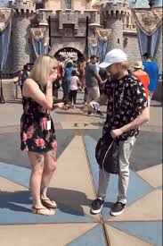 Wir nennen ihnen 5 signale, an denen sie erkennen, dass fünf signale, dass sie einen heiratsantrag will. Disneyland Der Verruckteste Heiratsantrag Des Jahres