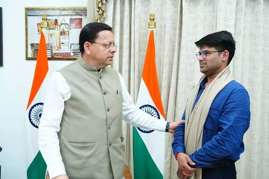 फ्लाइंग कार बनाने वाले युवा नवोन्मेषक एवं स्टार्टअप उद्यमी श्री रवि टम्टा  ने आज मुख्यमंत्री आवास में मुख्यमंत्री श्री पुष्कर सिंह धामी से ...