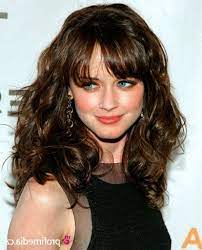 Lockige Haare Mit Ebenen Und Pony Uberprufen Sie Mehr Unter Http Frisurende Net Lo Frisuren Lange Lockige Haare Frisuren Fur Lockiges Haar Pony Lockiges Haar