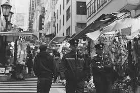 从小就是警察抓贼 警匪如水火不容的枪击 到底香港的警察叔叔是否如此的英勇 打他们一拳你就知道是否如此 http tuck loong com blog p 11529 street view scenes street