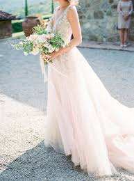 Vlekken Op Je Trouwjurk Zo Pak Je Dat Aan Trouwjurken Elegant Trouwjurk Eenvoudig Moderne Trouwjurk