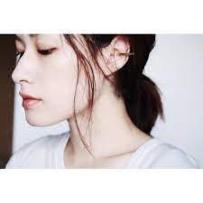 aoi matsukura on instagram もちろんピアス同様 耳たぶに縦位置に普通につけることもできますが イヤリングならではの このようなつけ方が可能で 軟骨から突き出した光るラインは シンプルでありながら さりげない存在感あるデザインとなっております aomア