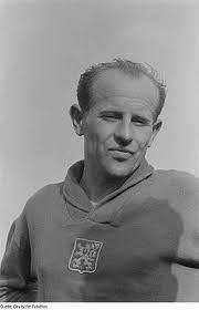 Emil works as a labor in a shoe factory when, during a race organized by his employer, a sport enthusiast, he places second without any experience or training. Emil Zatopek Wikipedie