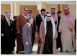 عبدالسلام العنزي ينشر صورة تجمع أربع ملوك سعوديين مع الملك حسين بن طلال أخبار السعودية الكون نيوز Fashion Academic Dress Nun Dress