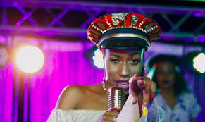 Nuestro compromiso es vender diseños únicos con telas y tejidos de la más. Video Uganda Singer Vinka Kicks Male Fan Who Touched Her Private Parts Wuzupnigeria
