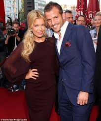 Sylvie van der vaart es una modelo holandesa nacida en 1978. Sylvie Van Der Vaart Reveals Ex Husband Rafael Left Her After She Learned Chemotherapy Affected Her Chances Of Having More Children Daily Mail Online