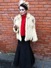 Black And White Fur Coat Cruella Deville Cruella De Vil Halloween Costumes To Make Homemade Halloween Costumes Pop Culture Halloween Costume