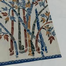 Untuk warna populer, biasa terdiri dari merah, kuning, dan hijau muda. Kain Batik Tulis Pewarna Alami Pring Sedapur