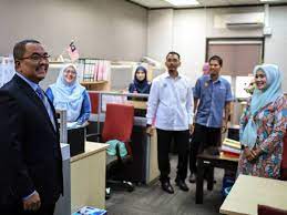Pejabat menteri besar kedah di wisma darul aman di alor setar, akan ditutup sementara susulan berlaku penularan wabak. Sanusi Mahu Teruskan Legasi Pentadbiran Ustaz Azizan