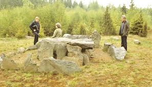 Det gränsar i sydväst till halland, i väster till kattegatt och bohuslän, i norr till dalsland, vänern och värmland, i öster till närke och vättern, samt i sydost till småland. Byn Lansstyrelsen Vastra Gotaland