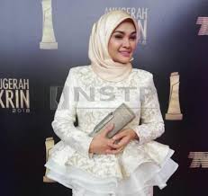 Sinopsis drama ini adalah perkenalan antara izman dan iman (kawan baik). Zarina Berlakon Hilang Stress Selebriti Berita Harian
