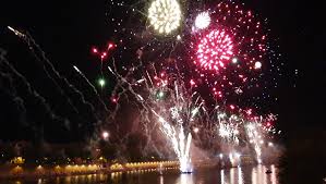 Les petites villes, avec des petits moyens, ne dépenseront pas une fortune dans cet événement et se contenteront il en va ainsi, par exemple, de la ville de paris, dont le feu d'artifice annuel du 14 juillet est réputé dans le monde entier.chaque année, la ville offre. 14 Juillet 300 000 Personnes A La Prairie Des Filtres A Toulouse Pour Les Concerts Et Le Feu D Artifice Ladepeche Fr