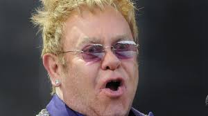 En concert, Elton John s'en prend à une femme… avant de s'excuser en  l'invitant sur scène