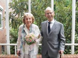 Während frauen im jahr 1960 mit durchschnittlich 24 jahren heirateten, gingen sie im jahr 2012 mit knapp 31 jahren die ehe ein. Hochzeit In Neukirchen Vluyn Paar Heiratet Mit 88 Und 90 Jahren