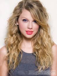 To replicate taylor swift's hair with these bangs, you would either straighten all of your hair with a flat iron for the purely straight look, or straighten just you may find it useful to fasten your bangs (or the front piece of your hair that will be styled to look a bit like bangs) on the larger side of your part to the. ç¾Žã—ã„æ³¢çŠ¶ã‚¹ãƒˆãƒ­ãƒ™ãƒªãƒ¼ãƒ–ãƒ­ãƒ³ãƒ‰äººæ¯›ãƒ¬ãƒ¼ã‚¹ 10187118 20609 Taylor Swift Photoshoot Taylor Swift Hair Styles