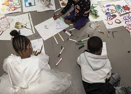 الفن وسيلة للتغلب على عزلة الحجر الصحي في مخيم للاجئين مهاجر نيوز