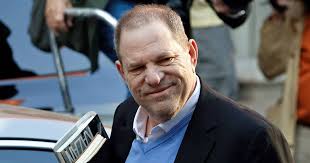 Den tidligere filmproducent Harvey Weinstein har meldt sig selv til  politiet