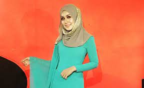 She comes from kota bharu, kelantan and stays in kuala lumpur, malaysia. Bertudung Tapi Berbaju Ketat Uqasha Senrose Bidas Teguran Peminat
