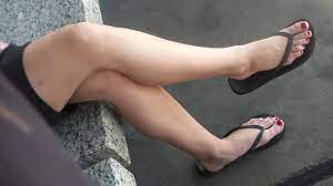 Voyeur filming attractive amateur candid feet in black flip-flops - Feet9