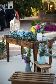 Como os hemos comentado antes, si la esta sala de ayuntamiento es tan bonita que la boda civil no necesita nada de decoración, basta con algunas. Decoracion Floral Para Una Ceremonia Civil Flores En El Columpio