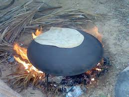 اكلات جدتي - صورة يعود خبز ''الصاج'' إلى الواجهة ،بذات حضوره القديم منافسا  لآلة صناعة الخبز. لم تستطع التقنية الحديثة ، بكل مقوماتها أن تلغي دور الصاج  في اعداد الخبز المعد على