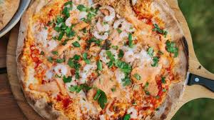 Wir schneiden die tiefgekühlte pizza mit einem messer in der mitte durch. Life Hack Im Video So Passen Zwei Pizzen Auf Ein Blech Stern De