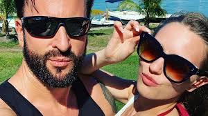 Nach seinem selbstgewählten coming out als freidenkender mensch, findet michael wendler auch heute wieder klare worte. Michael Wendler Wo Ist Der Arm Seiner Neuen Freundin Laura