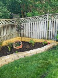 On the market are also prefab raised garden bed solutions which are made from long lasting polyethylene that is uv stabilized and food grade so it will not leach. Raised Garden Bed Against Fence Remodelando La Casa