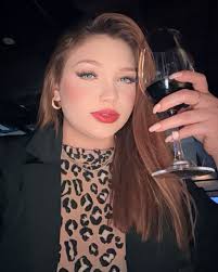 Você é dona de toda a força que precisa. Os outros não definem o seu  limite. 💐